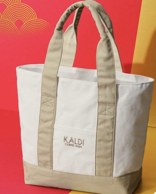 カルディのロゴが入った白とベージュのトートバッグ